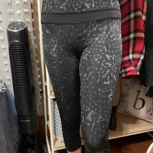 Lululemon leggings size 8 black and grey pattern